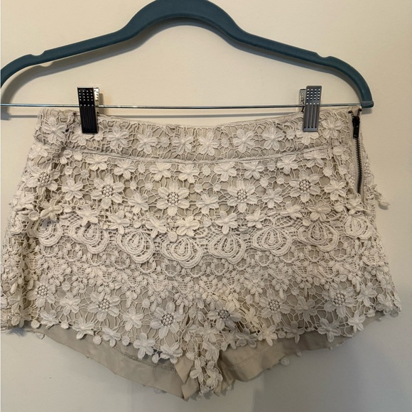 Zara Lace Floral Beige Shorts - Picture 1 of 3